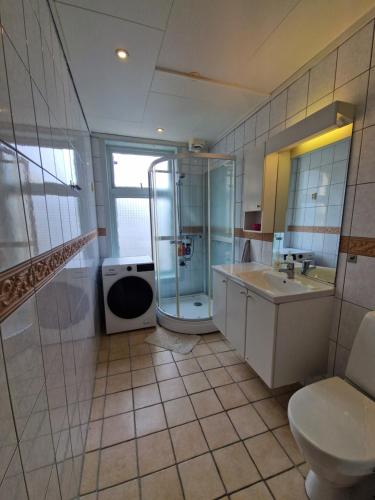 חדר אמבטיה, Cozy Retreat in the Heart of Ålesund (Cozy Retreat in the Heart of Alesund) in אלסונד חדר אמבטיה, Cozy Retreat in the Heart of Ålesund (Cozy Retreat in the Heart of Alesund) in אלסונד
