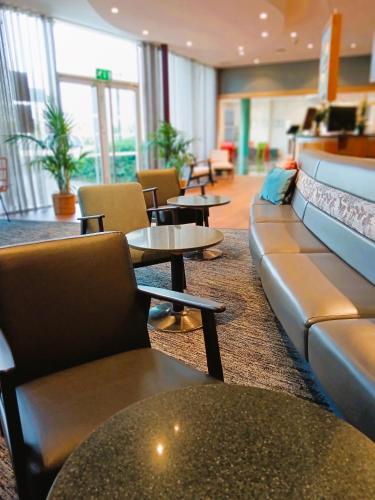 Пъб/Фоайе, Future Inn Cardiff Bay Hotel in Кардиф Пъб/Фоайе, Future Inn Cardiff Bay Hotel in Кардиф