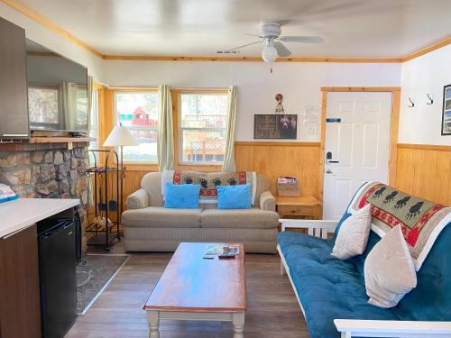 Blue Horizon Lodge in Big Bear Lake (CA) Blue Horizon Lodge in Big Bear Lake (CA)