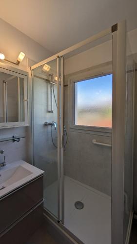 Shower, Appartement 3 pieces a seulement 5km de Paris - for 2 to 7 Guests ! in Fontenay-aux-Roses Shower, Appartement 3 pieces a seulement 5km de Paris - for 2 to 7 Guests ! in Fontenay-aux-Roses