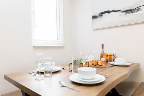 The Berriman Collection Stylish Sleeps 6 - 2 Bedroom near Roath Park The Berriman Collection Stylish Sleeps 6 - 2 Bedroom near Roath Park