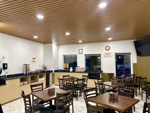 餐飲選擇, 欣頓溫德姆速8酒店 (Super 8 By Wyndham Hinton) in 欣頓(AB) 餐飲選擇, 欣頓溫德姆速8酒店 (Super 8 By Wyndham Hinton) in 欣頓(AB)