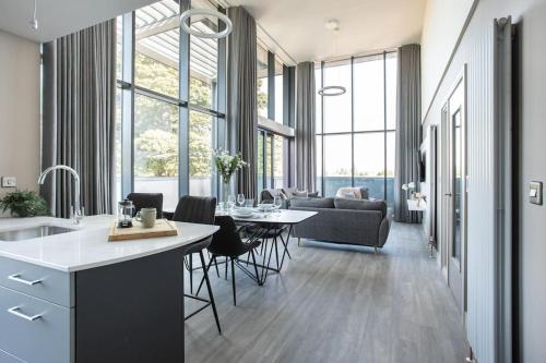 Skyline Serenity: Exquisite 3-Bedroom Ultra-Luxury Penthouse in Sydenham Skyline Serenity: Exquisite 3-Bedroom Ultra-Luxury Penthouse in Sydenham