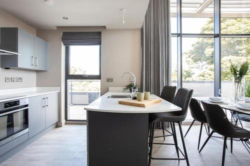 Skyline Serenity: Exquisite 3-Bedroom Ultra-Luxury Penthouse in Sydenham Skyline Serenity: Exquisite 3-Bedroom Ultra-Luxury Penthouse in Sydenham