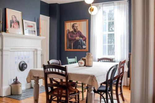 Vintage Vibe 4 Bedroom in Hopewell Cape (NB) Vintage Vibe 4 Bedroom in Hopewell Cape (NB)