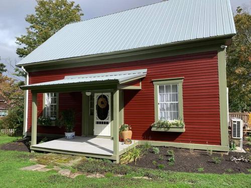 Vintage Vibe 4 Bedroom in Hopewell Cape (NB) Vintage Vibe 4 Bedroom in Hopewell Cape (NB)