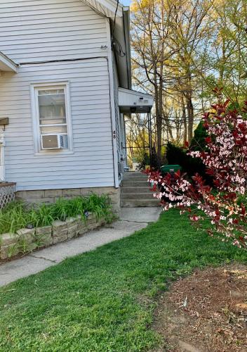 Cozy 2nd Floor Apartment With Private Entrance in Chicopee Cozy 2nd Floor Apartment With Private Entrance in Chicopee