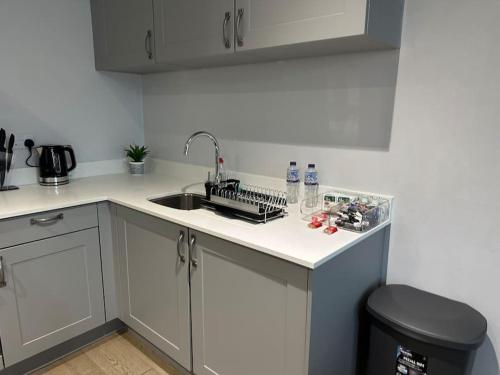 Spacious, bright, modern flat in Brentwood Spacious, bright, modern flat in Brentwood