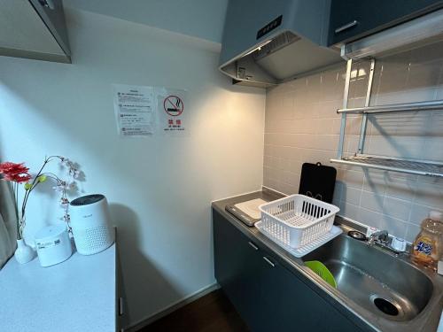 Køkken, Lejlighed i Fukuoka på 24 m². Soveværelser: 1. Private badeværelser: 1. (Guest House Zwell Hakata Ropponmatsu501) in Ropponmatsu Køkken, Lejlighed i Fukuoka på 24 m². Soveværelser: 1. Private badeværelser: 1. (Guest House Zwell Hakata Ropponmatsu501) in Ropponmatsu