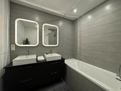 Bathroom, Appartement lumineux 4 pieces refait a neuf aux portes de Paris in Les Lilas Bathroom, Appartement lumineux 4 pieces refait a neuf aux portes de Paris in Les Lilas