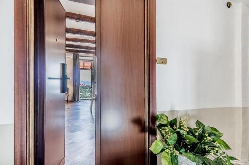 Entrance, Country Chic House in Castelnuovo Di Porto Entrance, Country Chic House in Castelnuovo Di Porto