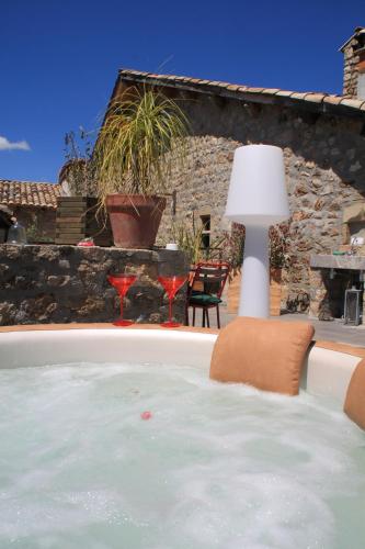 Pezsgőfürdő, La Demeure des Maitres in Thueyts Pezsgőfürdő, La Demeure des Maitres in Thueyts