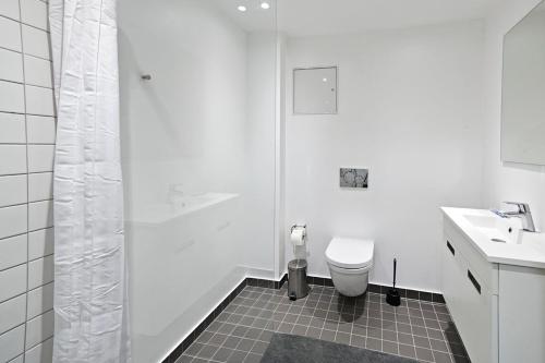 Cool 1-bed with a private terrace. - image 5
