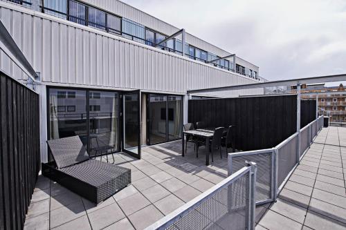 Cool 1-bed with a private terrace. - image 4