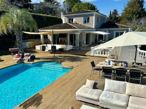 Superbe Villa a Antibes avec Piscine dans un quartier calme in Trois Moulins Superbe Villa a Antibes avec Piscine dans un quartier calme in Trois Moulins