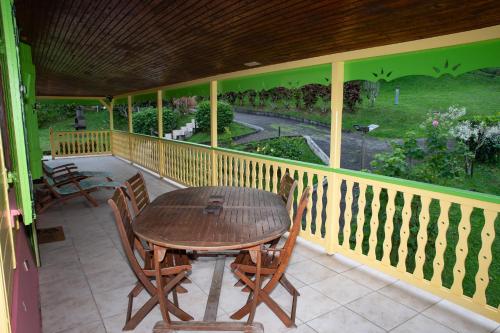 Terraza/balcón, Le gîte du jardin (Le gite du jardin) in Gros-Morne Terraza/balcón, Le gîte du jardin (Le gite du jardin) in Gros-Morne