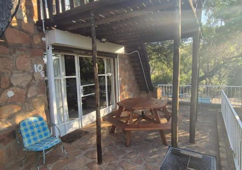 Tshiamo Bush Chalet - Utopia in Magaliesburg Tshiamo Bush Chalet - Utopia in Magaliesburg