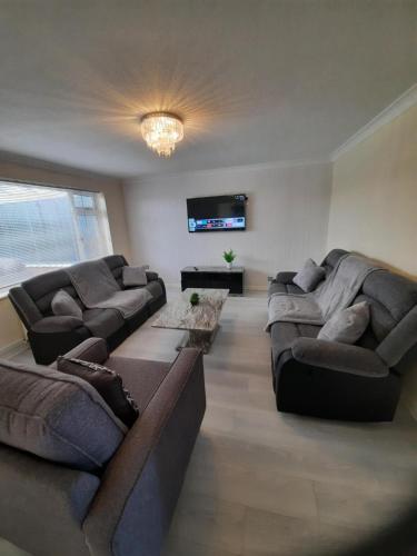 Lovely 4-bed House in Walmley in Sutton Coldfield Lovely 4-bed House in Walmley in Sutton Coldfield