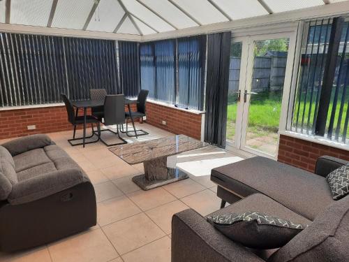Lovely 4-bed House in Walmley in Sutton Coldfield Lovely 4-bed House in Walmley in Sutton Coldfield