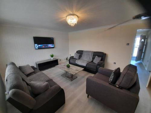Lovely 4-bed House in Walmley in Sutton Coldfield Lovely 4-bed House in Walmley in Sutton Coldfield