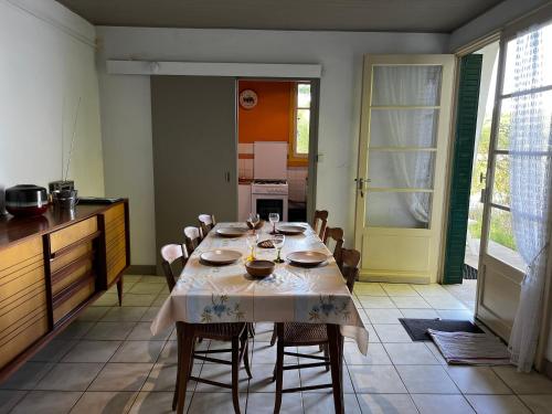 Eten en drinken, Chalet au bord de l'étang 4 pers (Chalet au bord de l'etang 4 pers) in Saint-Sauveur-en-Puisaye Eten en drinken, Chalet au bord de l'étang 4 pers (Chalet au bord de l'etang 4 pers) in Saint-Sauveur-en-Puisaye