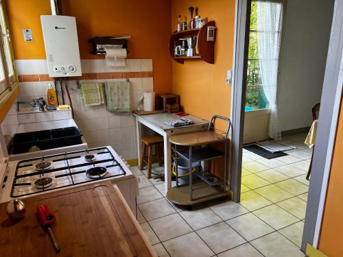 keuken, Chalet au bord de l'étang 4 pers (Chalet au bord de l'etang 4 pers) in Saint-Sauveur-en-Puisaye keuken, Chalet au bord de l'étang 4 pers (Chalet au bord de l'etang 4 pers) in Saint-Sauveur-en-Puisaye
