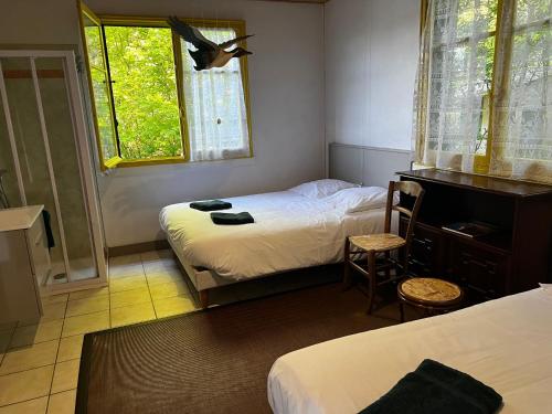 Chalet au bord de l'étang 4 pers (Chalet au bord de l'etang 4 pers) in Saint-Sauveur-en-Puisaye Chalet au bord de l'étang 4 pers (Chalet au bord de l'etang 4 pers) in Saint-Sauveur-en-Puisaye