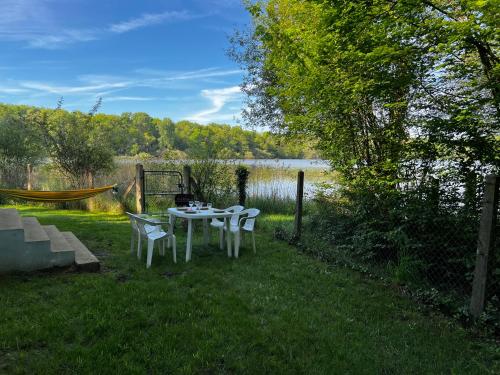 tuin, Chalet au bord de l'étang 4 pers (Chalet au bord de l'etang 4 pers) in Saint-Sauveur-en-Puisaye tuin, Chalet au bord de l'étang 4 pers (Chalet au bord de l'etang 4 pers) in Saint-Sauveur-en-Puisaye