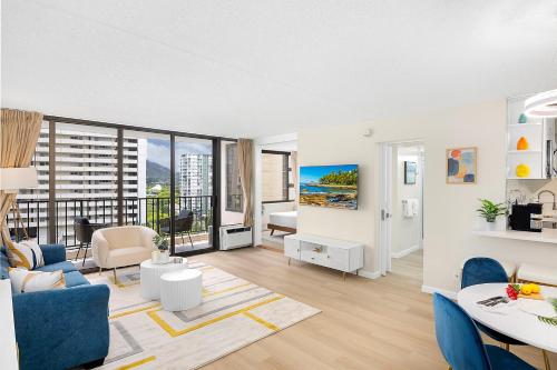 Newly Renovated ,1 Block to Waikiki Beach, Free Parking