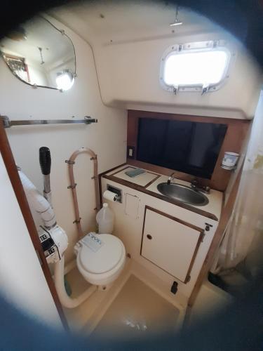 Bathroom, Sailboat Valhalla, Tilly's Sail Tours in Siaton Bathroom, Sailboat Valhalla, Tilly's Sail Tours in Siaton