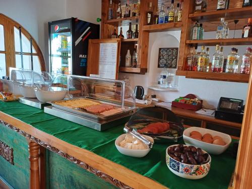 อาหารและเครื่องดื่ม, ซีโรโกส์ รูมส์ แอนด์ สตูดิโอส์ (Siroco's Rooms And Studios) in เกาะเพรอส อาหารและเครื่องดื่ม, ซีโรโกส์ รูมส์ แอนด์ สตูดิโอส์ (Siroco's Rooms And Studios) in เกาะเพรอส