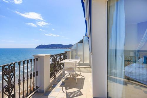 Μπαλκόνι/βεράντα, Grand Hotel Mediterranee in Αλάσιο Μπαλκόνι/βεράντα, Grand Hotel Mediterranee in Αλάσιο