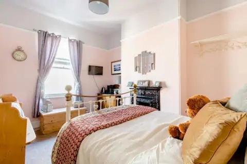 Victorian Guest House 200m from the Seafront in West Kirby Victorian Guest House 200m from the Seafront in West Kirby