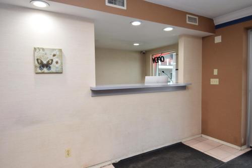 Lobby, University Manor Inn near Buffalo Zoo Lobby, University Manor Inn near Buffalo Zoo