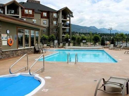 Contemporary, Cozy, Pool, Hot Tub, Lake Front in Invermere (BC) Contemporary, Cozy, Pool, Hot Tub, Lake Front in Invermere (BC)