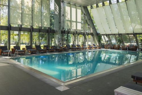 مسبح, Crowne Plaza Belgrade By IHG in Novi Beograd مسبح, Crowne Plaza Belgrade By IHG in Novi Beograd