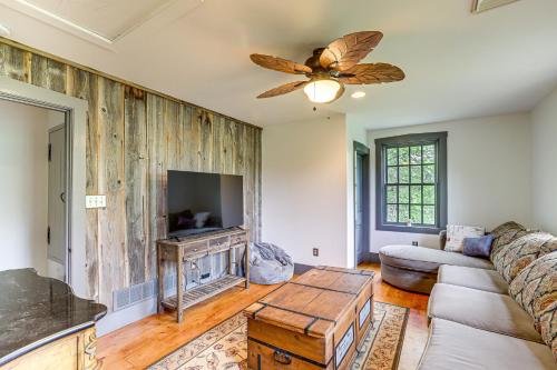 Spacious and Historic Cabin in New Haven with Pond! in 紐黑文(MO) Spacious and Historic Cabin in New Haven with Pond! in 紐黑文(MO)