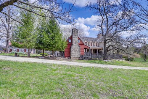 Spacious and Historic Cabin in New Haven with Pond! in 紐黑文(MO) Spacious and Historic Cabin in New Haven with Pond! in 紐黑文(MO)