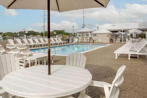 Swimming pool, Quality Inn & Suites Ocean City Fenwick in Ocean City (MD) Swimming pool, Quality Inn & Suites Ocean City Fenwick in Ocean City (MD)