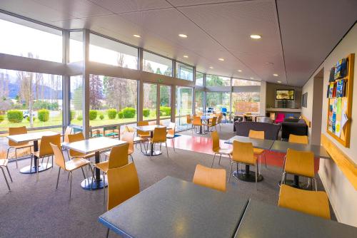 ห้องส่วนกลางสำหรับนั่งเล่น/ดูทีวี, เท อาเนา เลควิว ฮอลิเดย์ พาร์ค แอนด์ โมเทล (Te Anau Lakeview Holiday Park & Motels) in ติอานัว ห้องส่วนกลางสำหรับนั่งเล่น/ดูทีวี, เท อาเนา เลควิว ฮอลิเดย์ พาร์ค แอนด์ โมเทล (Te Anau Lakeview Holiday Park & Motels) in ติอานัว