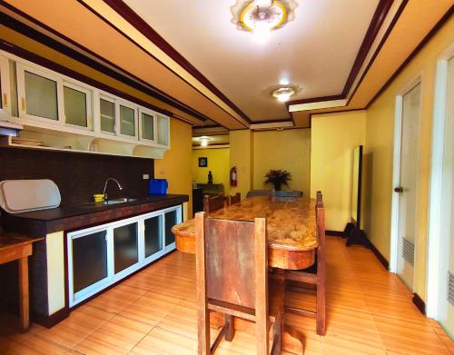 Comoditats, Jewel Igorot Building in La Trinidad Comoditats, Jewel Igorot Building in La Trinidad