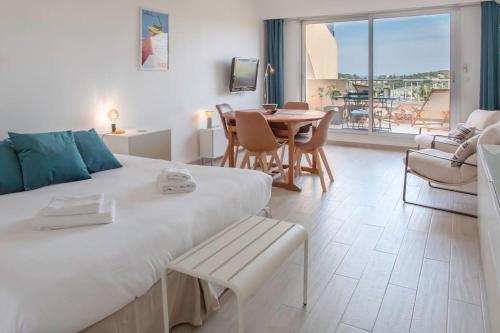 L20 Stunning sea view, terrace, parking, AC, Wifi