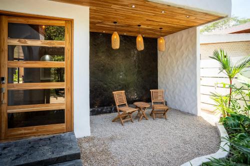 Bohemian Tropical Villa with a Tiki-Style Swimming Pool & Swim-Up Bar with an Attached Studio Apartm in Potrero Bohemian Tropical Villa with a Tiki-Style Swimming Pool & Swim-Up Bar with an Attached Studio Apartm in Potrero