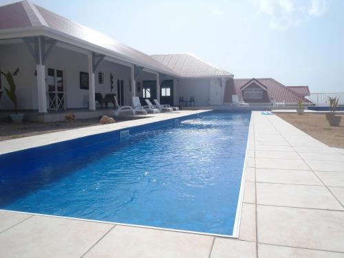 Πισίνα, Grande villa avec piscine et jacuzzi in Τέρε-ντε-Χαούτ Πισίνα, Grande villa avec piscine et jacuzzi in Τέρε-ντε-Χαούτ