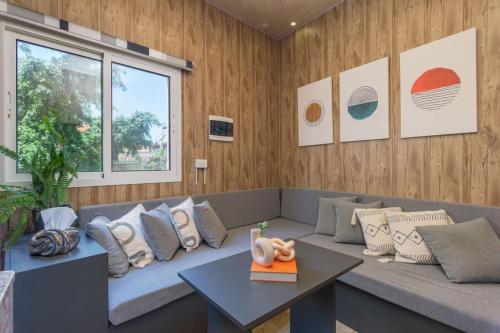 Batroun Central Escape 1-BR with 24-7 Power in 베트룬 Batroun Central Escape 1-BR with 24-7 Power in 베트룬