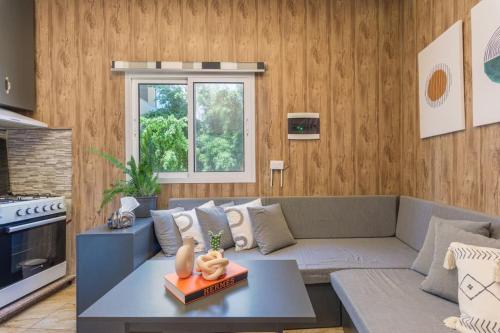 Batroun Central Escape 1-BR with 24-7 Power in 베트룬 Batroun Central Escape 1-BR with 24-7 Power in 베트룬