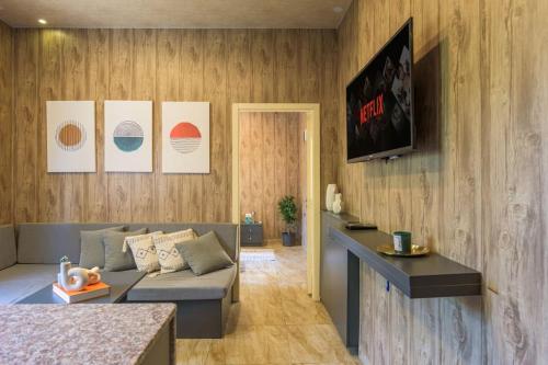 Batroun Central Escape 1-BR with 24-7 Power in 베트룬 Batroun Central Escape 1-BR with 24-7 Power in 베트룬
