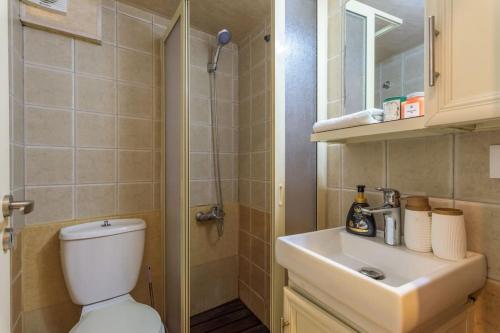 Batroun Central Escape 1-BR with 24-7 Power in 베트룬 Batroun Central Escape 1-BR with 24-7 Power in 베트룬