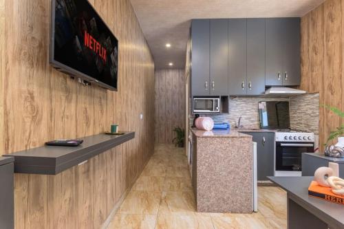 Batroun Central Escape 1-BR with 24-7 Power in 베트룬 Batroun Central Escape 1-BR with 24-7 Power in 베트룬