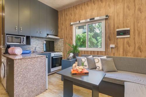 Batroun Central Escape 1-BR with 24-7 Power in 베트룬 Batroun Central Escape 1-BR with 24-7 Power in 베트룬